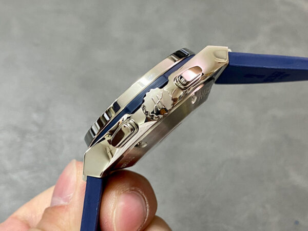 Hublot 45mm with Blue Dial and Blue Rubber Strap - Image 4